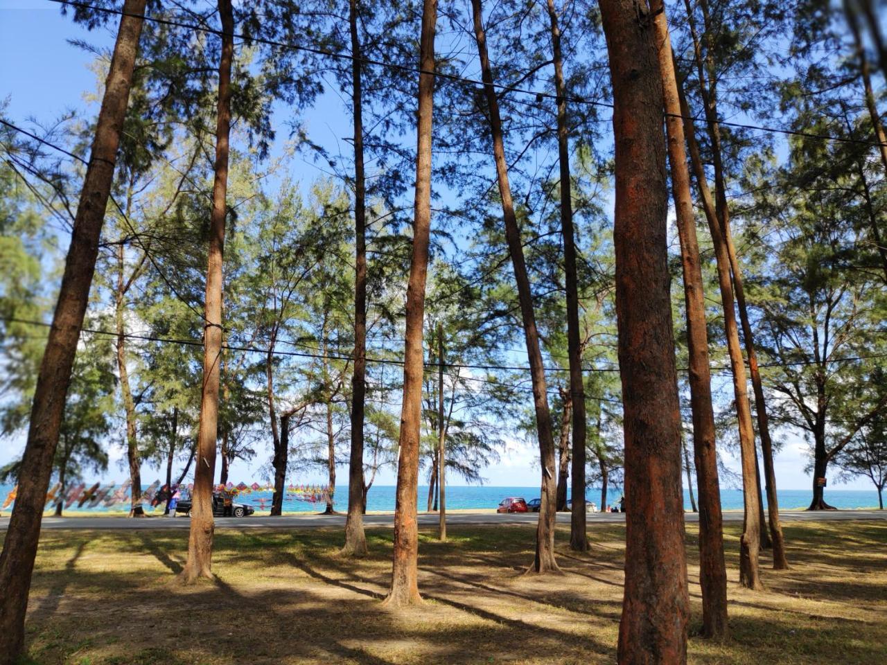 Anggun Beach Guest House Paka Exterior photo